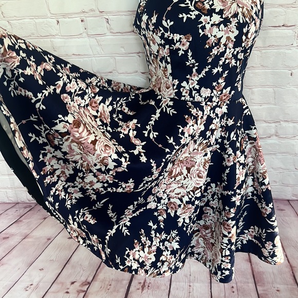 B.Darling floral fit & flare sleeveless mini dress size 1/2 - Picture 5 of 11